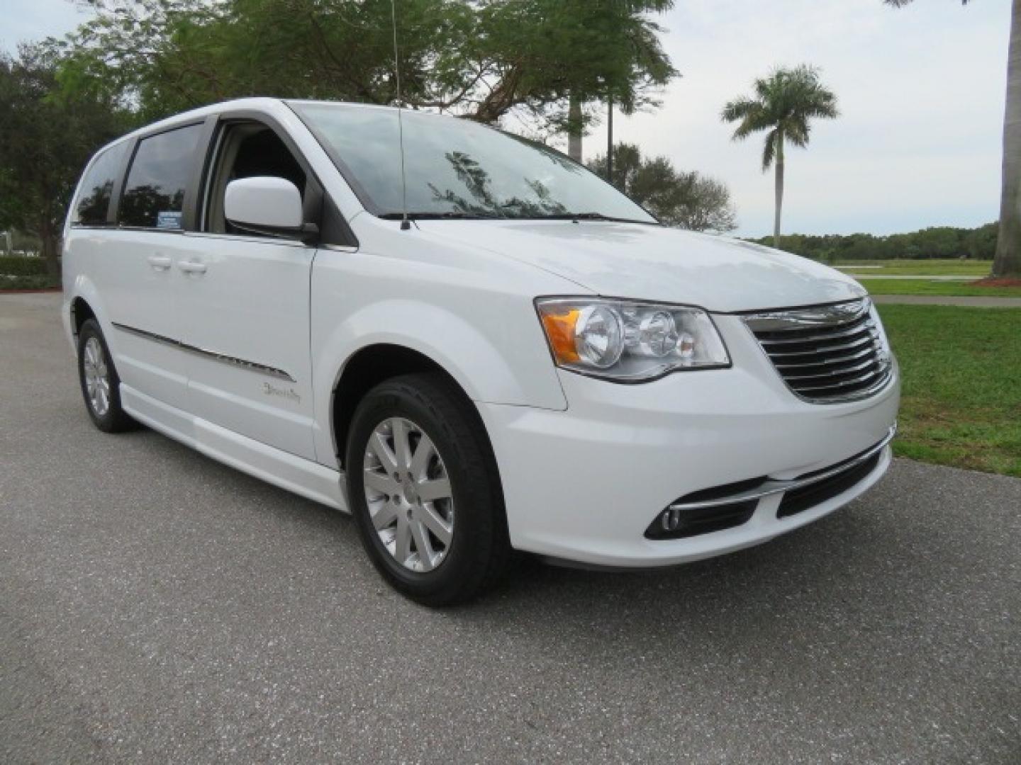 2014 White /Black Chrysler Town & Country (2C4RC1BG4ER) , located at 4301 Oak Circle #19, Boca Raton, FL, 33431, (954) 561-2499, 26.388861, -80.084038 - Photo#9